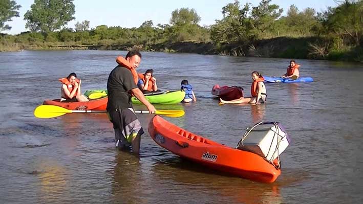 Nuevo rescate al volcar un kayak en el río crecido