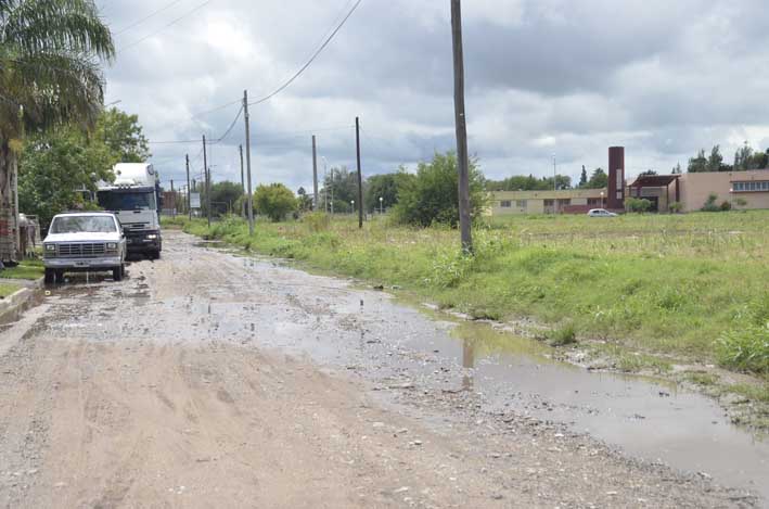 Piden hacer doble mano una calle para facilitar la salida del barrio