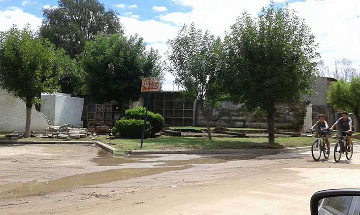 Se cayó una pared en el cementerio Se cayó una pared en el cementerio