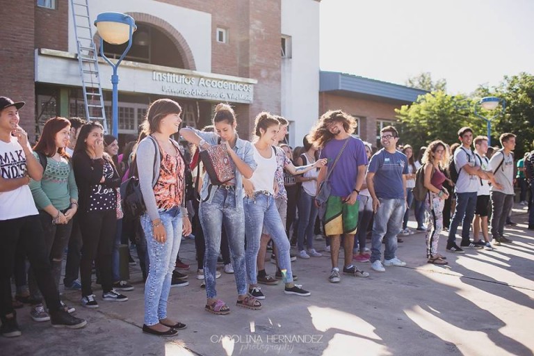 Estudiantes avanzados de la UNVM  ayudan a estudiar a los ingresantes