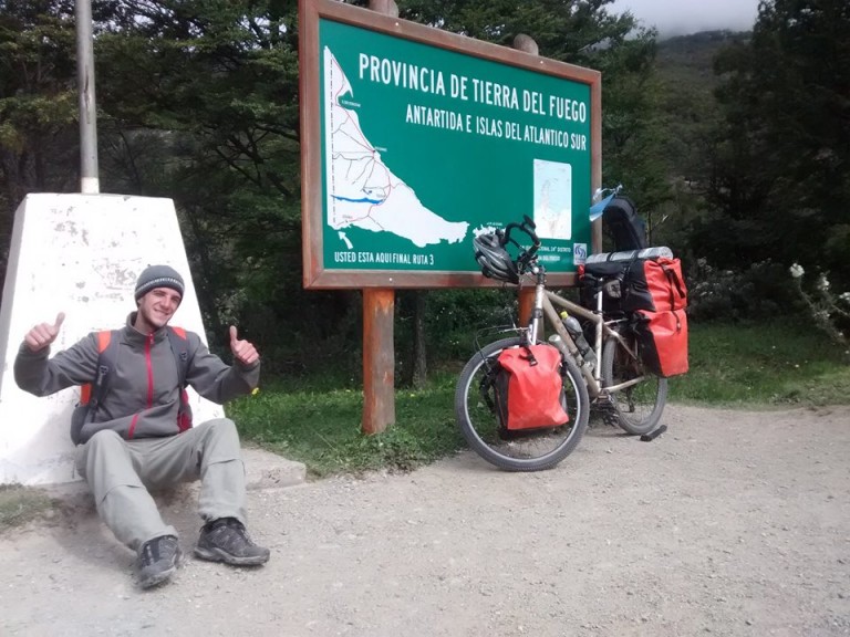 De Ushuaia a La Quiaca en bicicleta, por los derechos de los aborígenes