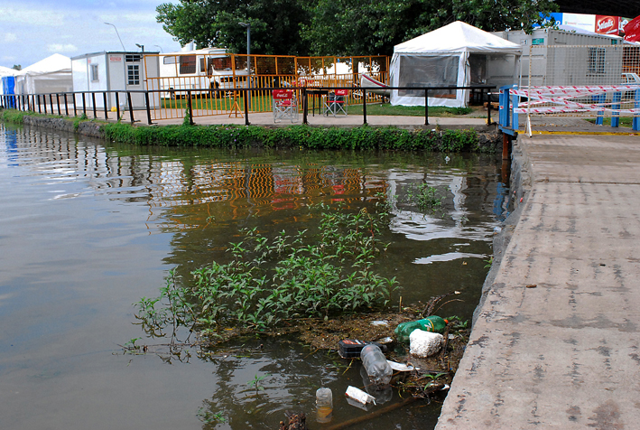 Vecinos alertaron por presencia de manchas y basura en el lago