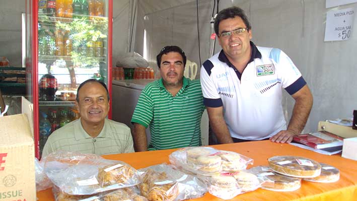 Desayunando al paso  en la costanera dormida