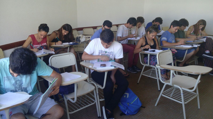 Estudiantes juntos a la par Estudiantes juntos a la par
