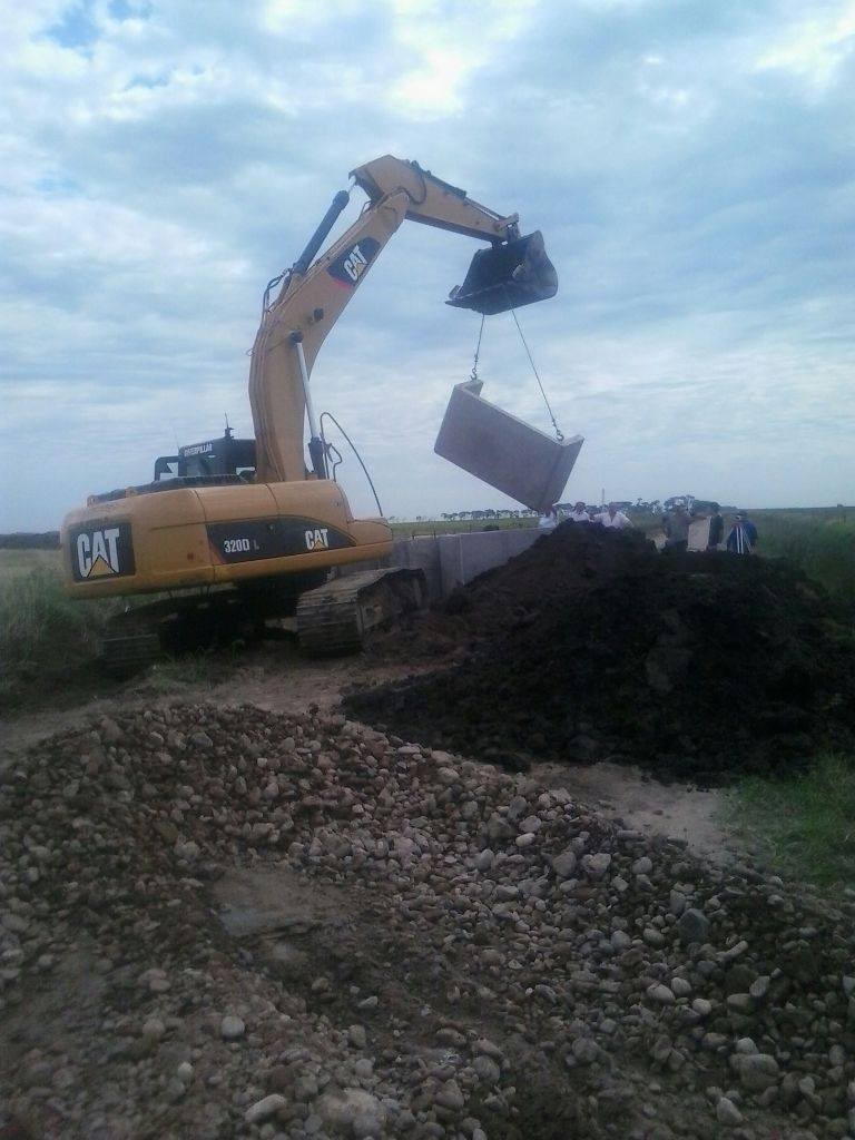 Vuelven a su cauce un arroyo desviado por productores