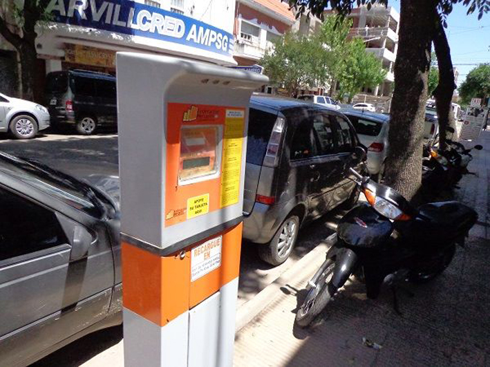 Estacionamiento: habrá aplicación de celular, evitando el parquímetro