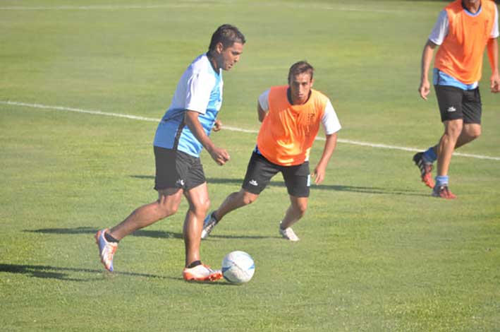 Estudiantes prepara el equipo