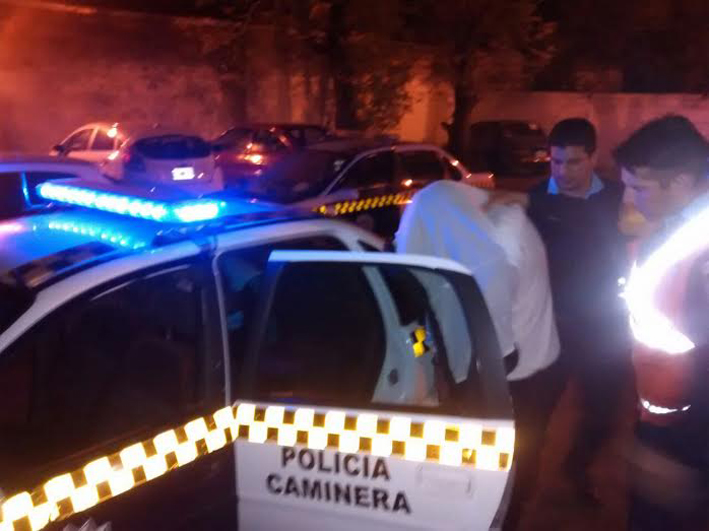 Asalto a mano armada, persecución, dos jóvenes y una chica detenidos