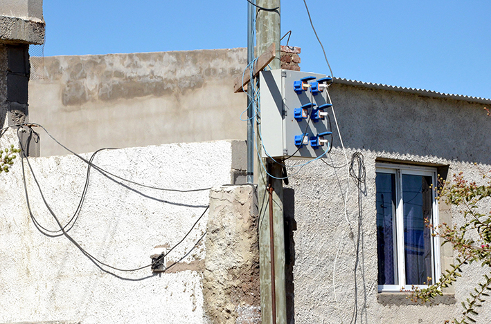 Veinte familias llevan más de dos años con luz de obra