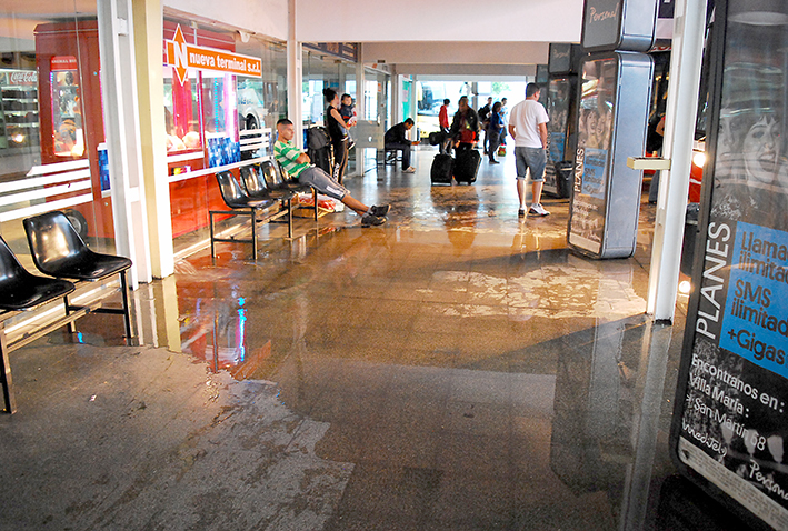 La Terminal de Omnibus se llenó de agua y «llovieron» las quejas La Terminal de Omnibus se llenó de agua y «llovieron» las quejas