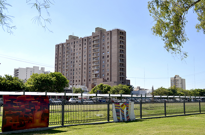 Ningún edificio puede tener más de 13 pisos Ningún edificio puede tener más de 13 pisos