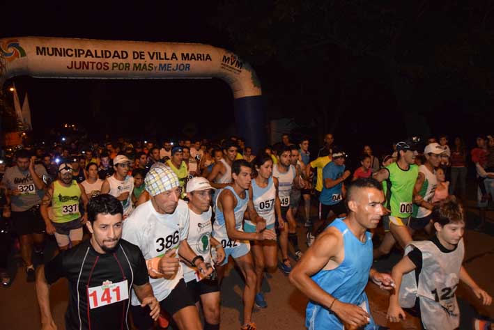 Una carrera de calle bajo las luces de las estrellas