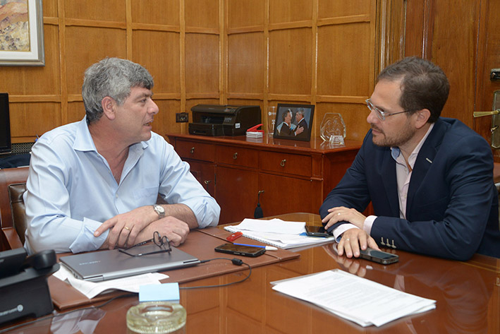 Gill planteó al ministro Buryaile la preocupación por los tambos Gill planteó al ministro Buryaile la preocupación por los tambos