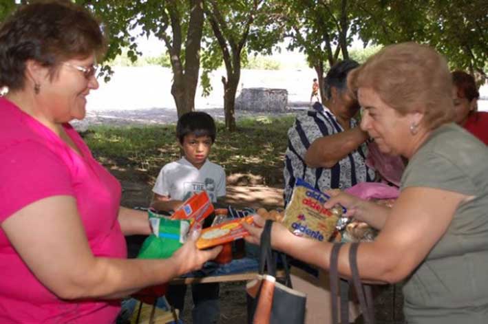 Vecinos con  problemas abren un club de trueque