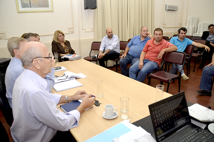 Los taxistas volvieron a reclamar la aplicación de una tarifa única