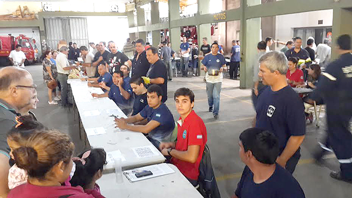 Bomberos contentos tras la “locreada” Bomberos contentos tras la “locreada”