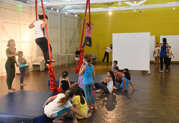 Cerca de 700 vecinos participan de los talleres culturales en el Favio