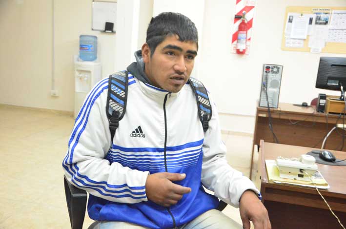 “Un policía pateó el balde y no me dejó trabajar” “Un policía pateó el balde y no me dejó trabajar”