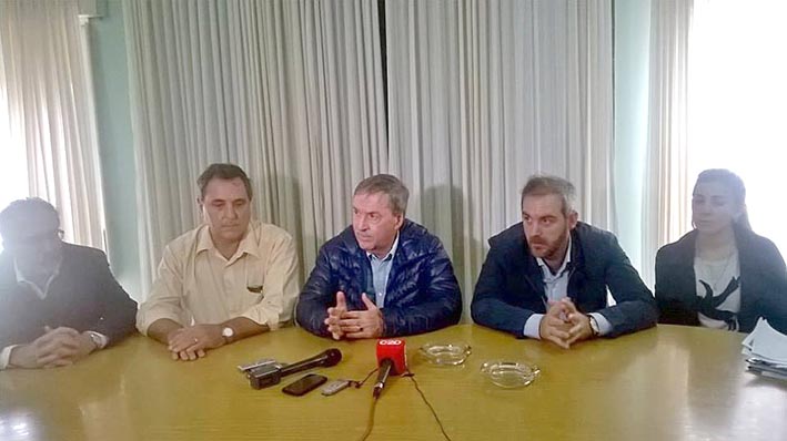 “Los canales que desvían agua hacia acá están al este de la autopista 9”