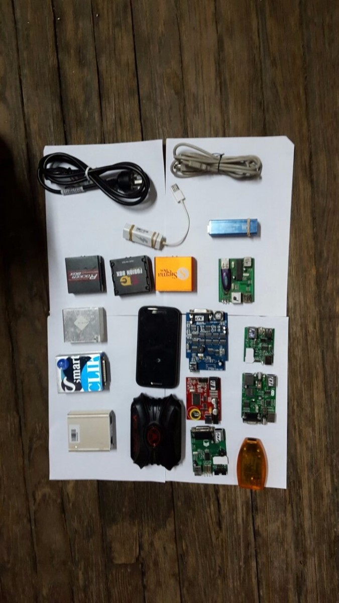 Incautaron celulares, una impresora y 16 box para clonar teléfonos móviles Incautaron celulares, una impresora y 16 box para clonar teléfonos móviles