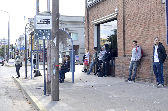 Piden garitas para quienes esperan el colectivo en Italia y Vélez Sarsfield