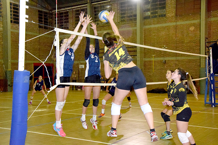 Rivadavia festejó en el clásico y Trinitarios ganó en el Gran Prix