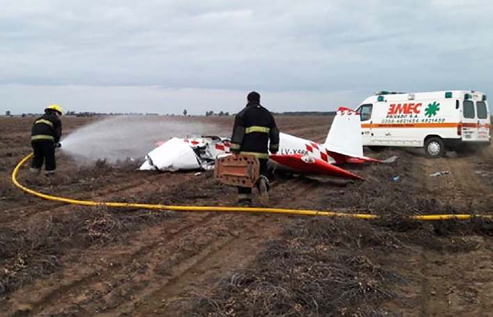 Un muerto y un herido grave al caer una avioneta en un campo