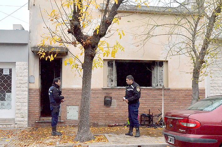 En pocos minutos los bomberos apagaron un incendio en una casa