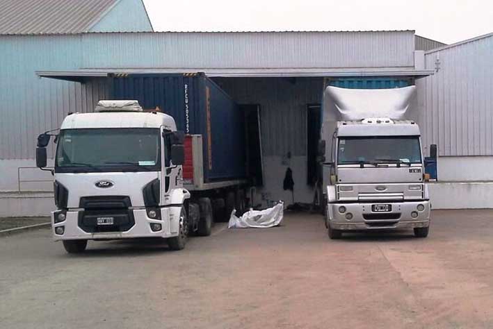 Camionero de Tío Pujio hizo marcha atrás y aprisionó a un operario