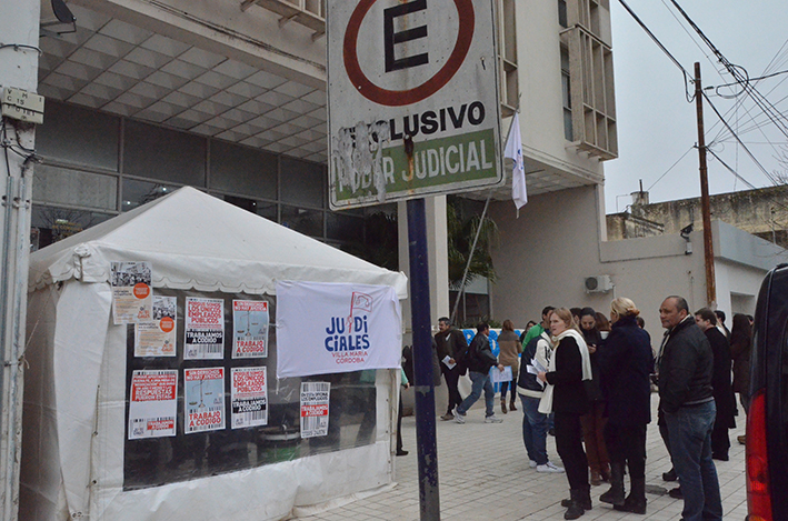 Judiciales reclaman en una carpa Judiciales reclaman en una carpa