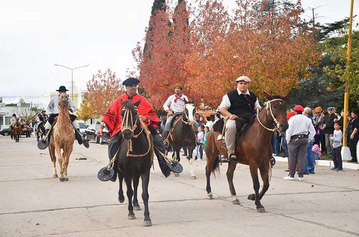 Los tradicionalistas hacen fiesta para el cumpleaños del pueblo