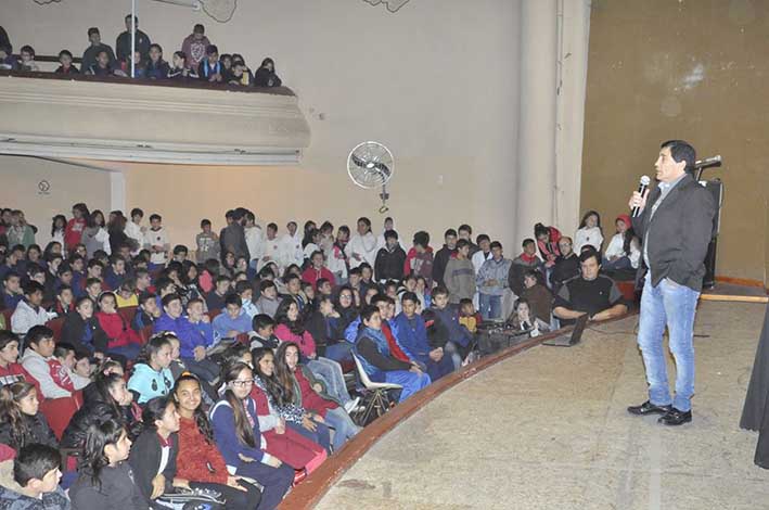 La UBES colmó dos veces el Coliseo con el mensaje del campeón Ballas