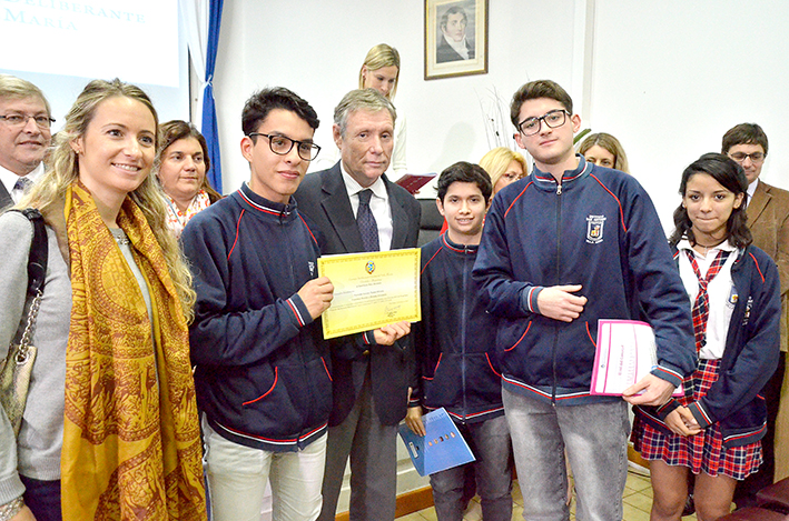 Los chicos juraron con el compromiso de fortalecer los valores democráticos Los chicos juraron con el compromiso de fortalecer los valores democráticos