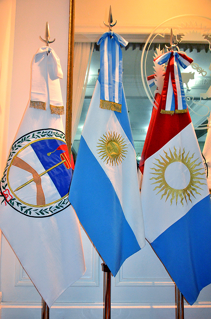 La comuna presentó la bandera de la libertad civil, nuevo símbolo nacional