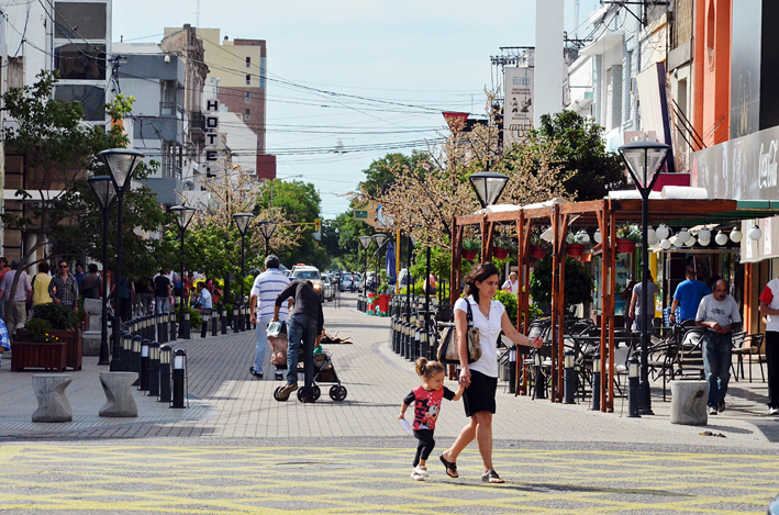 Los niños salen de caminata por la ciudad