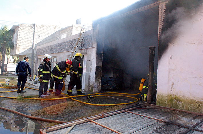 Un voraz incendio causó daños totales en un taller mecánico
