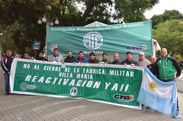 Fábrica Militar: folletos ayer y acto hoy en la plaza por el aniversario