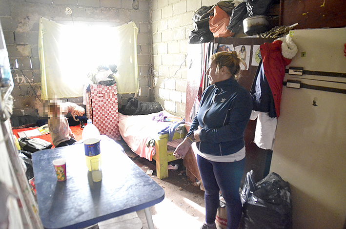 Alarmante: una mamá y sus tres hijos viven en una obra abandonada