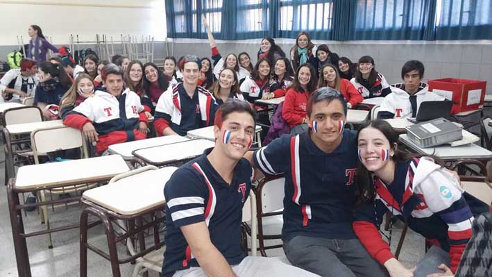 Alumnos juegan con la historia argentina