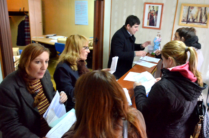 En una mañana, más de cien vecinos firmaron contra el tarifazo En una mañana, más de cien vecinos firmaron contra el tarifazo