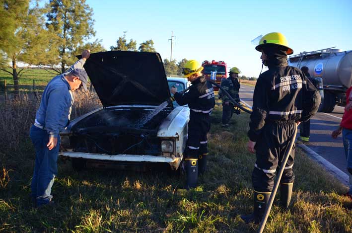 Se prendió fuego un auto en pleno viaje