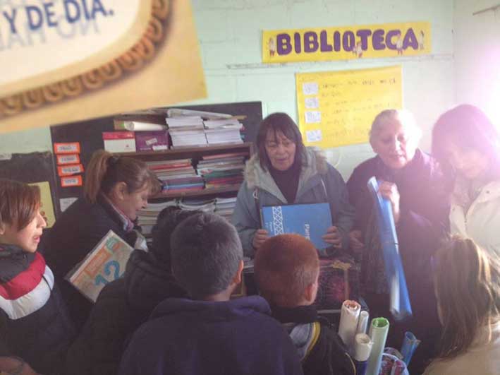 Rotarias donaron libros y material didáctico