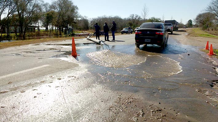 Cortaron la ruta para desviar el agua con bomba arrocera