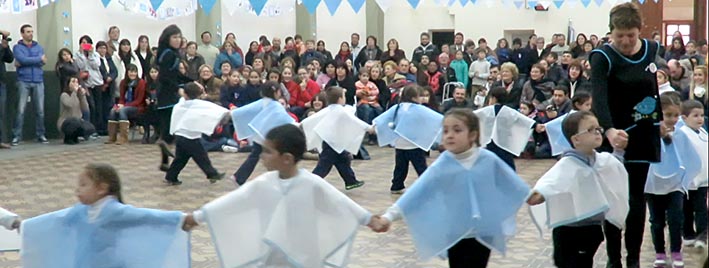 Los más pequeños hicieron su homenaje celeste y blanco