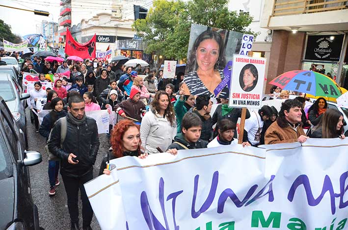 La lluvia y el frío no lograron callar el grito de “Ni Una Menos”