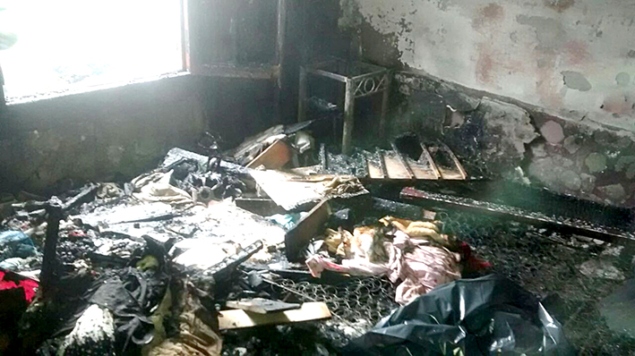 El fuego destruyó un dormitorio completo