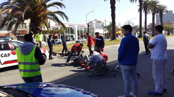 Ciclista fracturado al colisionar con una moto