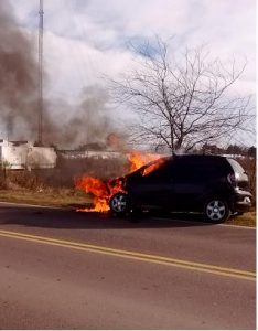 Un auto en llamas y otro a salvo por los Bomberos