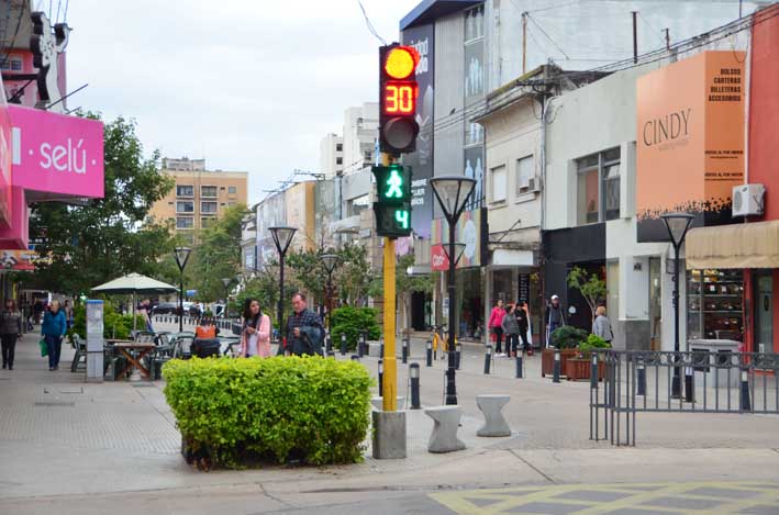 El 95% de los comercios abriría hoy y el 85% se sumará mañana al feriado