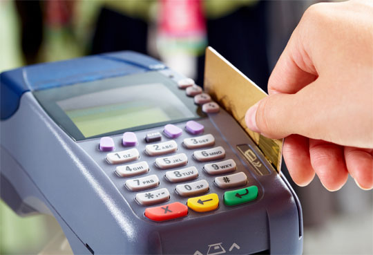 Piden a las tarjetas de crédito que reduzcan a la mitad las comisiones Piden a las tarjetas de crédito que reduzcan a la mitad las comisiones